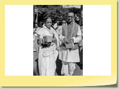 1961: With wife Jyotsna, Calcutta (UJ-F20)